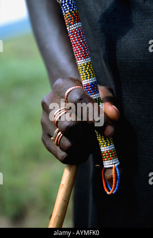 Ein Massai tribesman hält eine wulstige Personal. Tansania, Afrika. Stockfoto