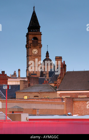 Morgensonne fängt der Glockenturm des Rathauses Wakefield mit Schornsteinen und Dächer der benachbarten Büros im Blick Stockfoto