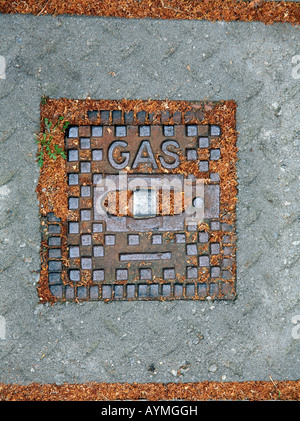 Kanaldeckel in einer Straße gesetzt zeigt rötliches quadratisches Muster Stockfoto