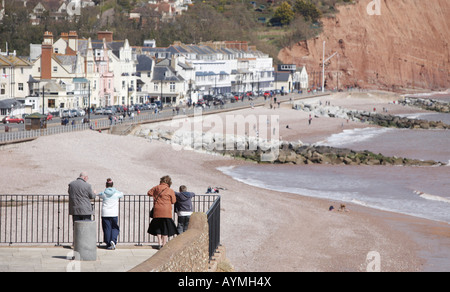 Blick auf Meer Sidmouth, bei Urlaubern, die gerade von einem Aussichtspunkt auf. Stockfoto