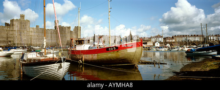 Gwynedd Caernarfon Castle in Wales und Boote auf der Mündung des Flusses Stockfoto