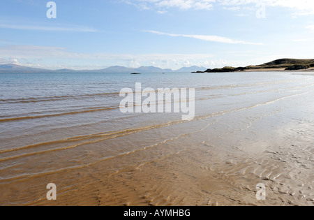 Llanddwyn Strand Anglesey Insel Ynys Mon North Wales Cymru mit Llanddwyn Island im Hintergrund Stockfoto