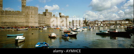 UK Wales Gwynedd Caernarfon Castle und Boote auf der Fluss-Seiont Mündung Stockfoto