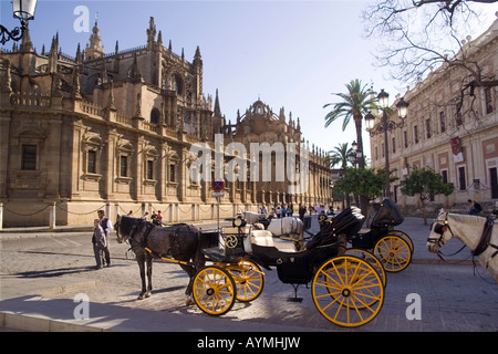 Touristischen Pferdekutschen außerhalb der Kathedrale von Sevilla, Spanien. Stockfoto