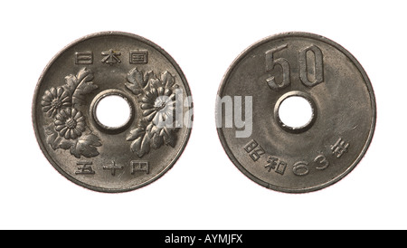 Japanische 50-Yen-Münze isoliert auf weiss Stockfoto