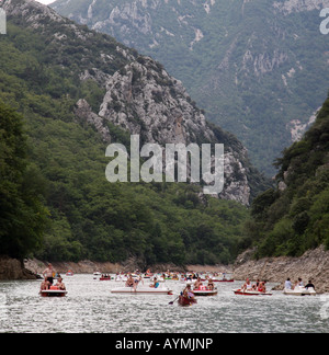 Schluchten du Verdon; Kanuten und andere Flussnutzer am Fluss Verdon, Provence, Frankreich Stockfoto
