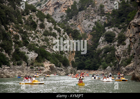 Schluchten du Verdon France; Kanuten und andere Flussnutzer am Fluss Verdon, Provence, Frankreich Stockfoto