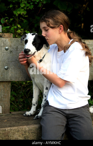 Tara Dalmation Hund weiß schwarze Flecken Auge Mädchen lieben Monty Besitzer Sitzbank kuscheln glücklich Kuss Stockfoto