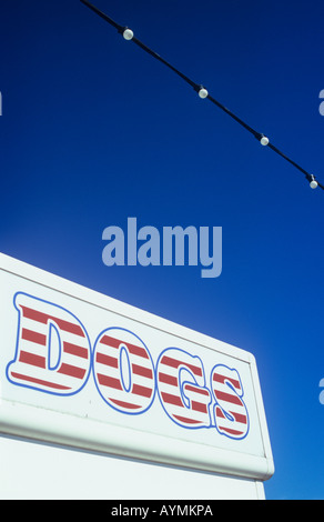 Klobige Schriftzug gefüllt mit Streifen der amerikanischen Flagge besagt Hunde auf weißem Hintergrund mit Reihe von Glühbirnen gegen blauen Himmel Stockfoto