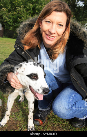 Tara Hund Besitzerin schwarz weißen dalmatinischen Flecken Harpenden gemeinsame Hertfordshire England Stockfoto