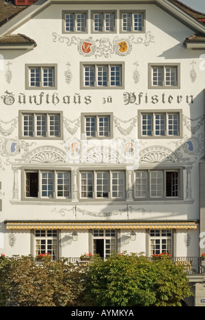 Luzern / Luzern, Schweiz. Pinienkernen Zu Pfistern Restaurant am Fluss Stockfoto