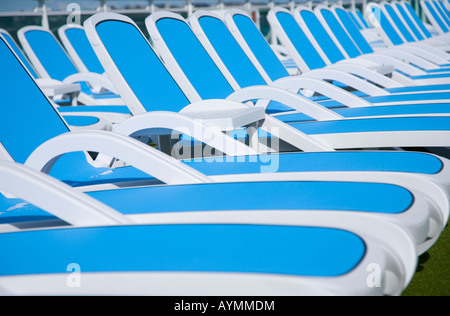 Reihe von Liegestühlen auf Kreuzfahrtschiff Stockfoto