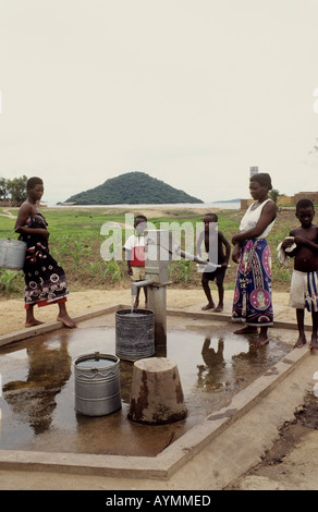 Dorfbewohner mit einem Wasserpumpe in das Dorf Chembe, Cape Maclear, Lake Malawi, Malawi Stockfoto