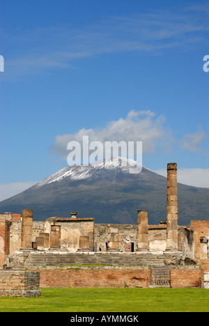 Ruinen der Tempel des Jupiter mit schneebedeckten Mount Vesuvius Vulkan im Hintergrund, Pompeji (Italien) Stockfoto