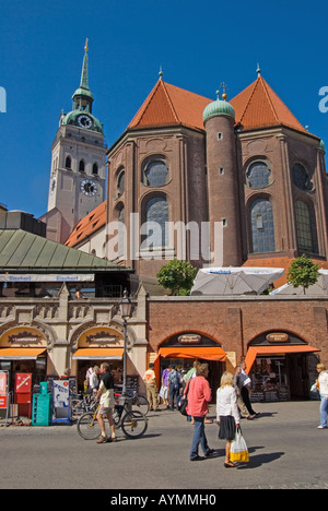 München, Bayern, Deutschland. Peterskirche (St.-Peter Kirche), gesehen aus dem Viktualienmarkt (Marktplatz) Stockfoto