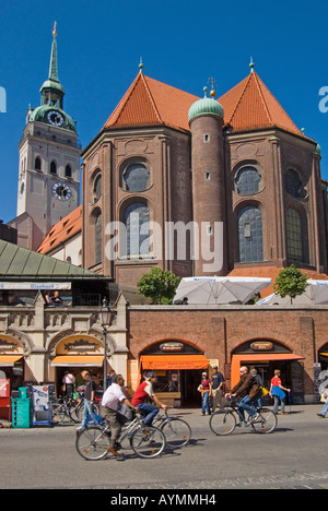 München, Bayern, Deutschland. Peterskirche (St.-Peter Kirche), gesehen aus dem Viktualienmarkt (Marktplatz) Stockfoto