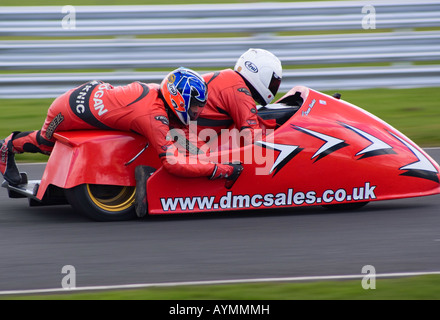 Motorrad und Beiwagen auf Wirral 100 Motor Club-Rennen Treffen am Oulton Park Motor Racing Circuit Cheshire England Stockfoto