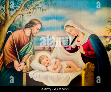 Jungfrau Maria und Josef über Neugeborene Baby ist Jesus Christus Krippe, Blick auf die Holly Infant. Himmel und Bäume im Hintergrund Stockfoto