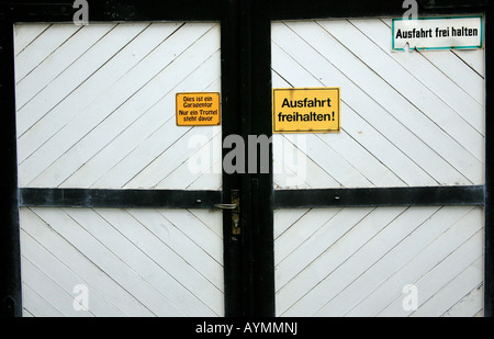 Weiße Holz Garage Schuppen Türen mit schwarzer Polsterung. Stockfoto