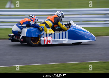 Motorrad und Beiwagen auf Wirral 100 Motor Club-Rennen Treffen am Oulton Park Motor Racing Circuit Cheshire England Stockfoto