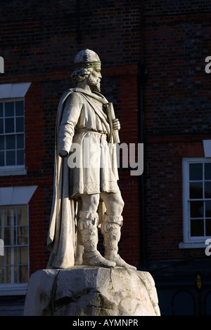 geschändeter Statue von König Alfred.  verwüstet, fehlende Hand und Axt Stockfoto