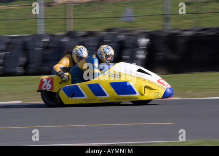 Motorrad und Beiwagen auf Wirral 100 Motor Club-Rennen Treffen am Oulton Park Motor Racing Circuit Cheshire England Stockfoto