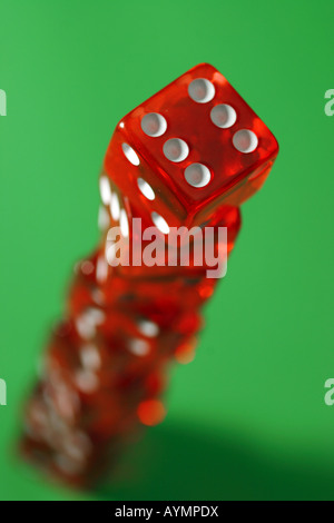 Würfel oben zeigt sechs übereinander gesäumt Stockfoto