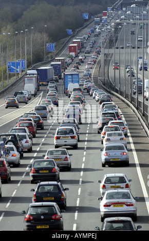 WARTESCHLANGEN AN SCHWERLASTVERKEHR AUF DER IN NÖRDLICHER RICHTUNG FAHRBAHN DER M6 AUTOBAHN IN DER NÄHE DER KREUZUNG 11, STAFFORDSHIRE, NÖRDLICH VON BIRMINGHAM. UK Stockfoto