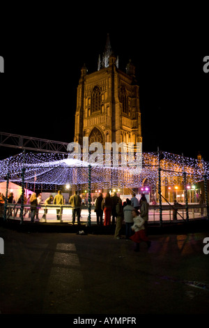 Weihnachts-Nacht-Szene auf dem Forum in Norwich England mit mittelalterlichen Kirche St Peter Mancroft und Eisbahn Stockfoto