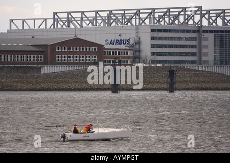 Hamburg-Deutschland-Yacht an der Elbe in den Hintergrund-Airbus-Werk wo Airbus Flugzeuge montiert werden Stockfoto
