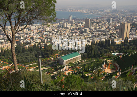 Israel Haifa erhöhten Blick auf die Stadt und die Bucht von Einfassung Carmel mit Bahai-Gärten und Kiefer in frgd Stockfoto