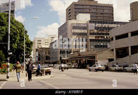 Typische Straßenszene in der Hauptstadt Harare, Zimbabwe, Ostafrika Stockfoto