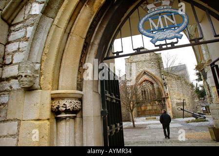 Die ausgebombten Überreste von Holyrood Kirche Southampton ist jetzt ein Garten der Erinnerung Stockfoto