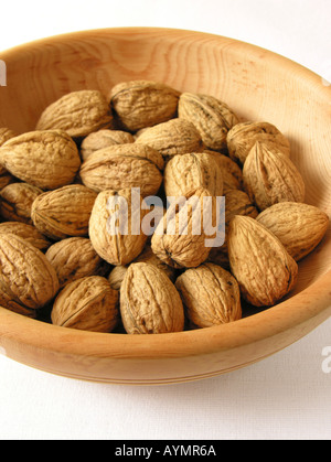 Walnüsse in Holzschale Stockfoto