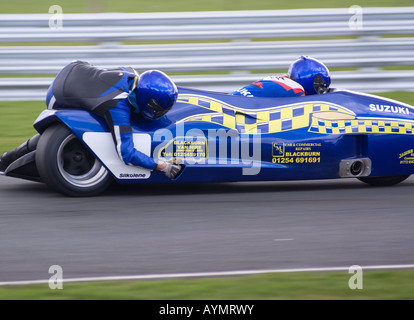 Suzuki Motorrad und Beiwagen auf Wirral 100 Motor Club-Rennen Treffen am Oulton Park Motor Racing Circuit Cheshire England Stockfoto