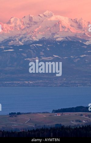 Blick auf den Mont-Blanc, dem höchsten Gipfel Europas, überragt die französischen Alpen und den Genfer See bei Sonnenuntergang. Stockfoto