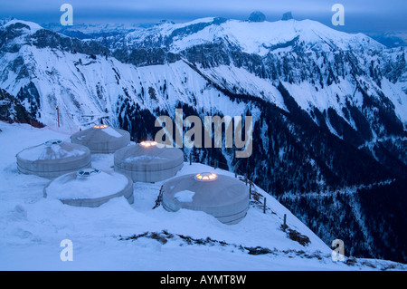 Blick auf einige Zelte in Spitzenzeiten Rochers de Naye in den Schweizer Alpen, Mitteleuropa, mit Bergen im Hintergrund in der Abenddämmerung Stockfoto