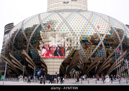 DIE MODERNE ARCHITEKTUR DES GRAN LISBOA CASINO IN MACAU, EINER VON VIELEN SOLCHEN CASINOS AUF DER INSEL Stockfoto