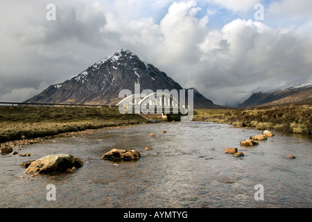 River and Road Bridge am Buachaille Etive Mor in Glencoe, Glen Coe in den Gipfeln der schottischen Highlands in Lochaber, Schottland, Großbritannien Stockfoto