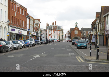 Bedfordshire Stadt von Leighton Buzzard, High Street mit der alten Feuerwache im Hintergrund Stockfoto