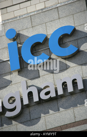 Stadt von Birmingham, England. Seitlicher Blick auf das International Convention Centre (ICC) Schild am Birminghams Centenary Square. Stockfoto