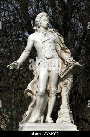 Statue von Wolfgang Amadeus Mozart im Burggarten Garten in Wien, Österreich Stockfoto