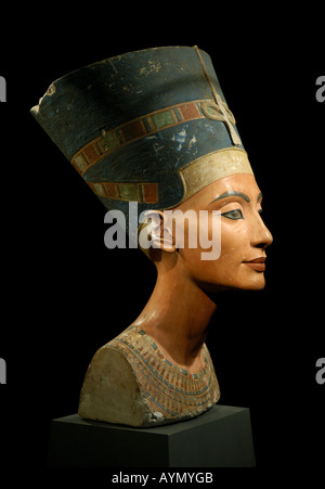 Berühmte Büste der Königin Nefertiti im ägyptischen Museum in Berlin, Deutschland. Stockfoto