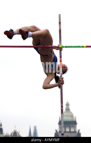 Sportlerin clearing der Bar bei einem Stabhochsprung-Event Prazska Tycka auf dem Wenzelsplatz in Prag, Tschechien. Stockfoto