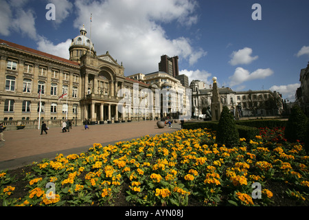Stadt von Birmingham, England.  Frühling Blumen an Birmingham Victoria Square mit dem Rat-Haus im Hintergrund. Stockfoto
