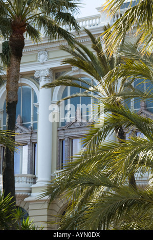 Palmen und ein altes Gebäude in Monte Carlo, Monaco Stockfoto