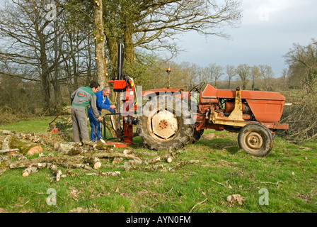 Stock Foto eines hydraulischen Protokolls Teilen Maschine angeschlossen an einen Traktor die Maschine benutzt wird, um große Holzscheite gespalten die Stockfoto