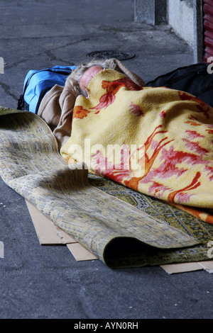 Obdachloser auf der Straße schlafen Stockfoto