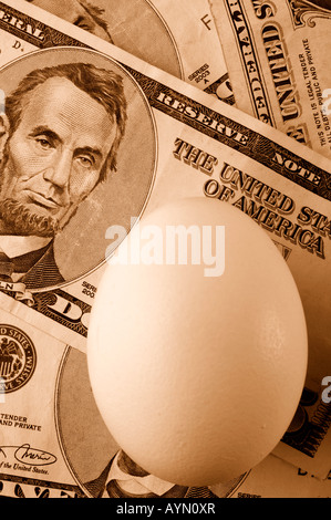 Notgroschen - das Bild von Abraham Lincoln auf US-Dollarnoten Blick auf ein Ei. Stockfoto