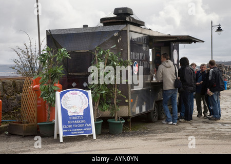 Scottish Chippy Queue. Menschen am mobilen Kiosk Fish & Chips van; Queues Fishermans Pier, Lebensmittel im Verkauf in Tobermory, Balamory Isle of Mull Scotland UK Stockfoto
